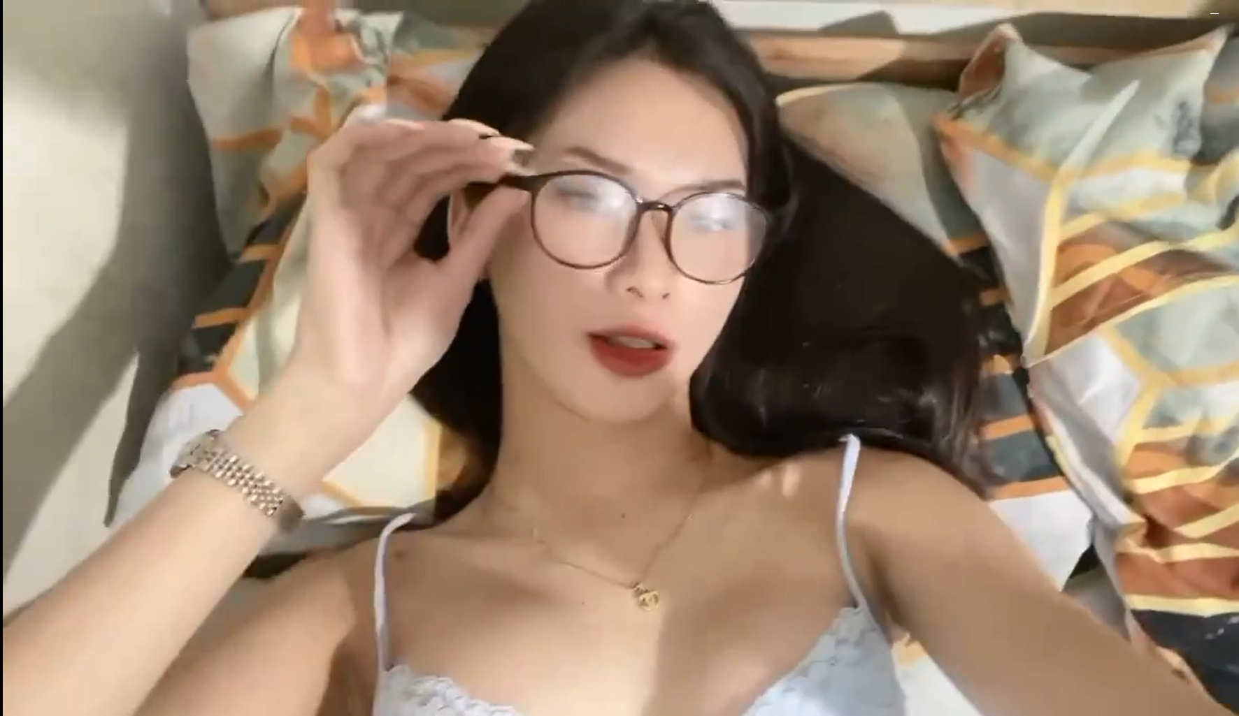 Nữ sinh ngực lớn làm người yêu khoái lạc
